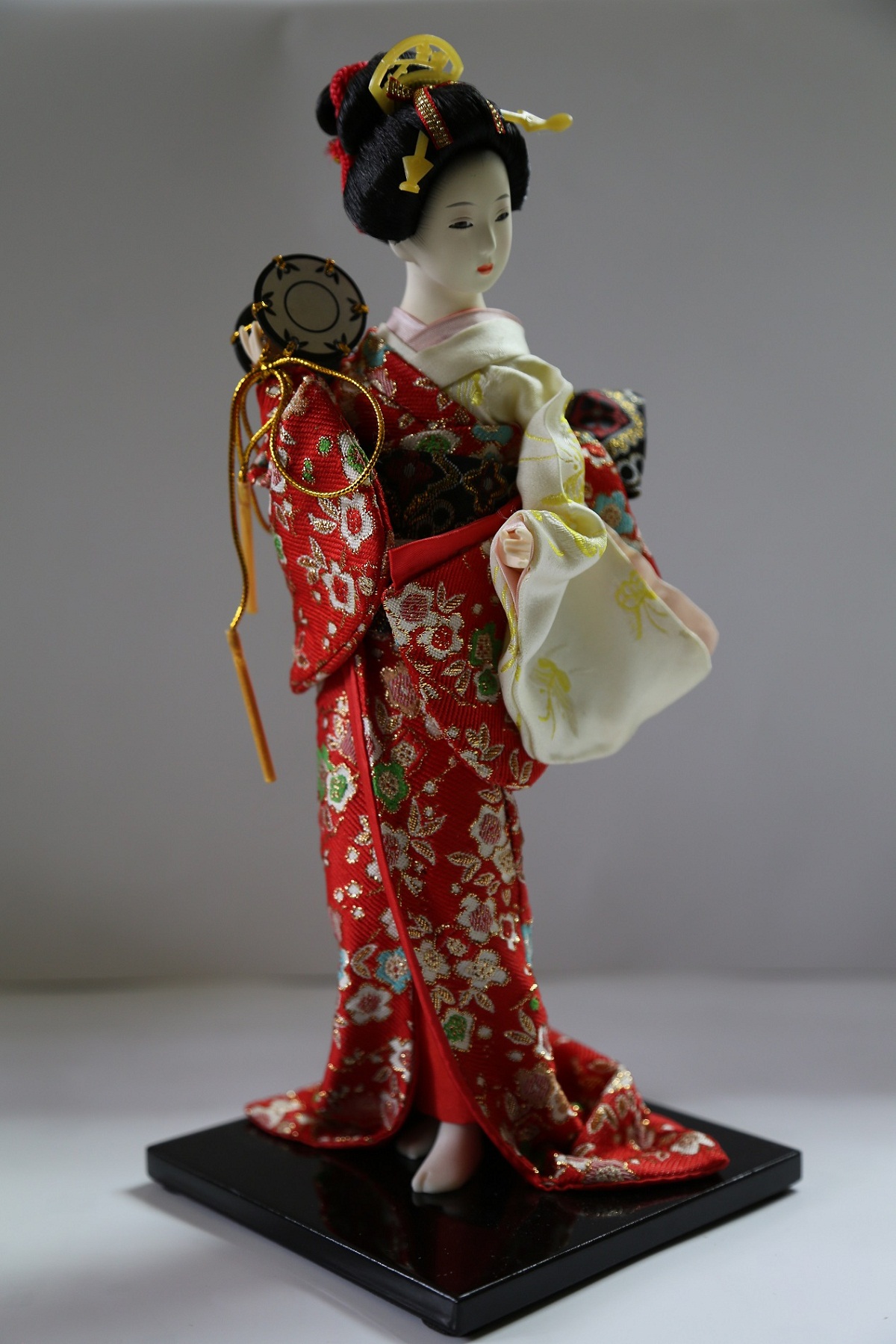 Papusa traditionala in kimono rosu cu toba