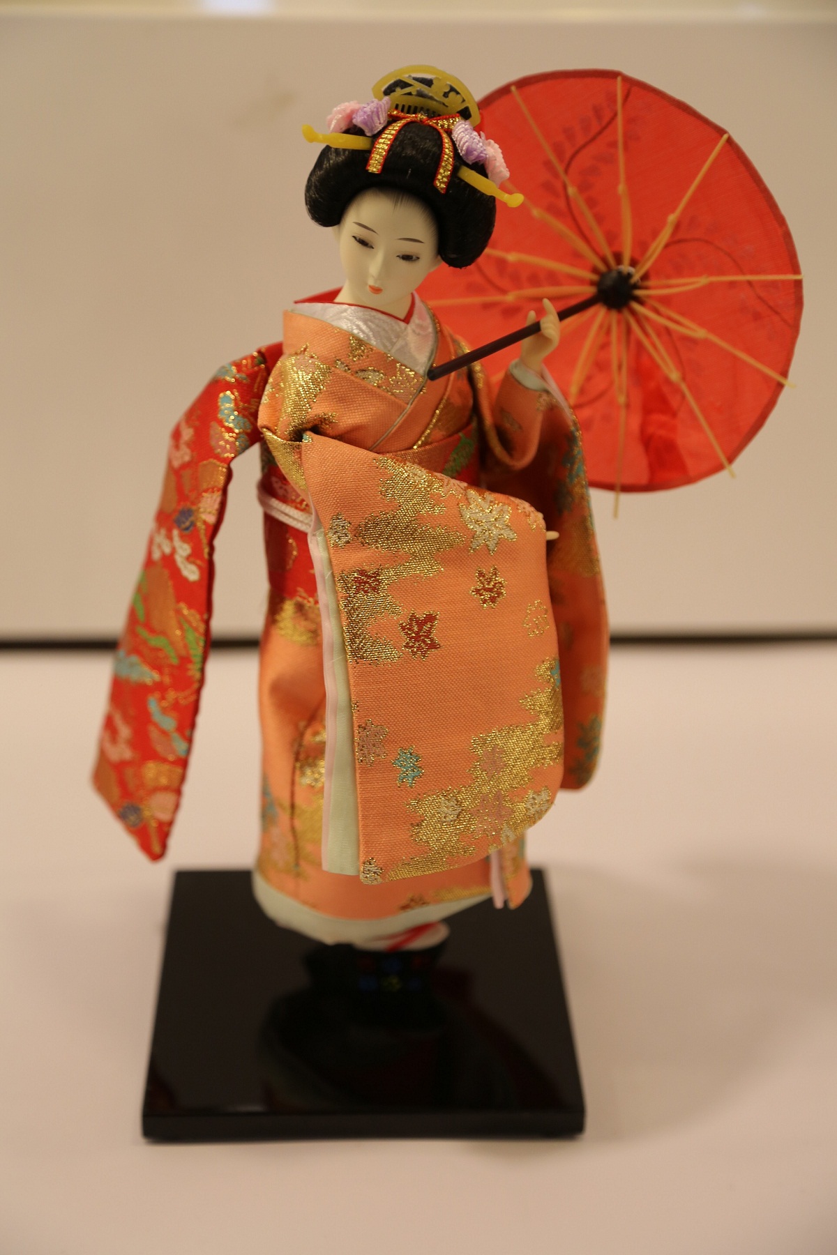 Papusa traditionala in kimono roz cu umbrela