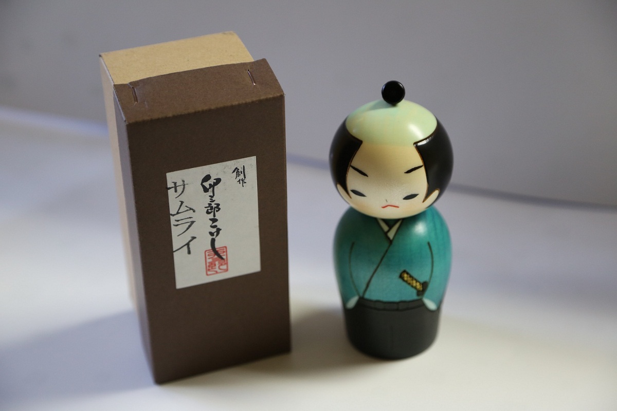 Papusa traditionala din lemn (Kokeshi) Samurai